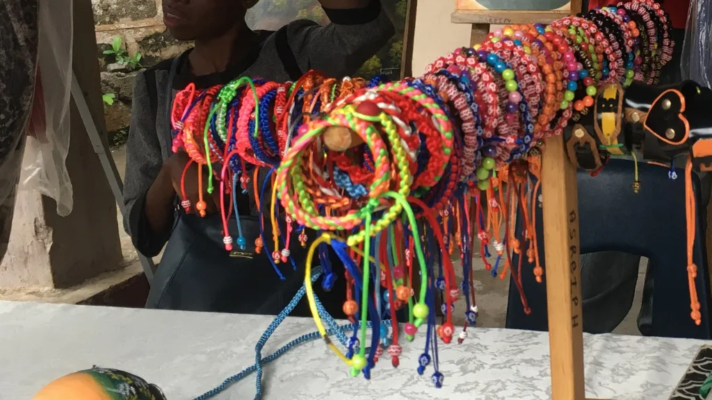 Présentation œuvres artisanales par ASREIPH
